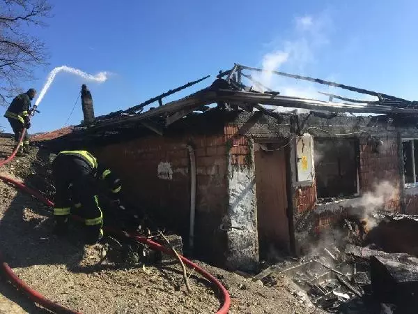 Bartın'da 2 katlı ev yandı Bartın'da 2 katlı ev yandı