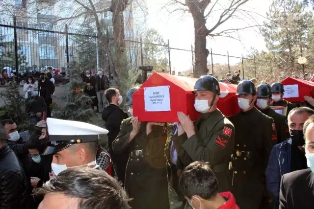 Bitlis şehitleri Ankara'da Cebeci Şehitliği'ne defnedildi Bitlis şehitleri Ankara'da Cebeci Şehitliği'ne defnedildi