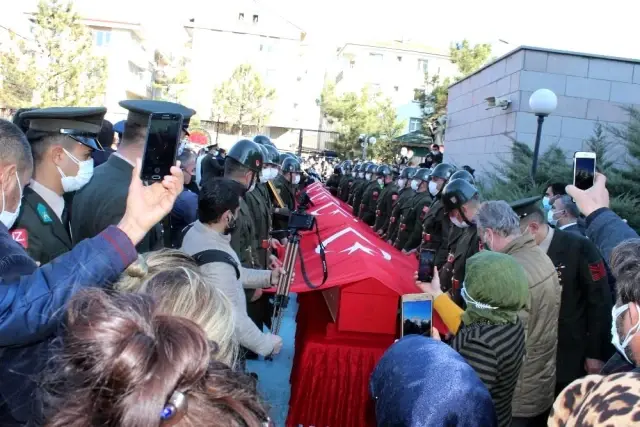 Bitlis şehitleri Ankara'da Cebeci Şehitliği'ne defnedildi Bitlis şehitleri Ankara'da Cebeci Şehitliği'ne defnedildi