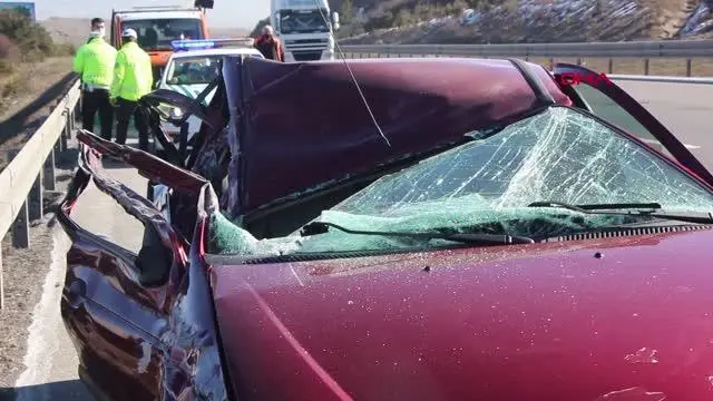 BOLU TIR'a çarpan otomobilde yaralandı BOLU TIR'a çarpan otomobilde yaralandı