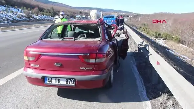 BOLU TIR'a çarpan otomobilde yaralandı BOLU TIR'a çarpan otomobilde yaralandı