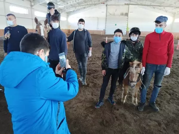 Son dakika haberleri: ERZURUM Çocukların çiftlikte atla gezinti keyfi