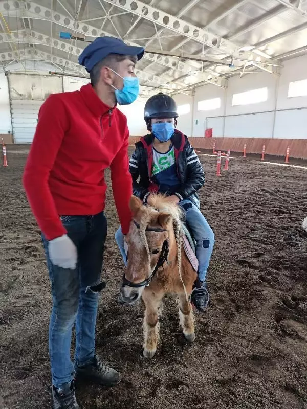 Son dakika haberleri: ERZURUM Çocukların çiftlikte atla gezinti keyfi