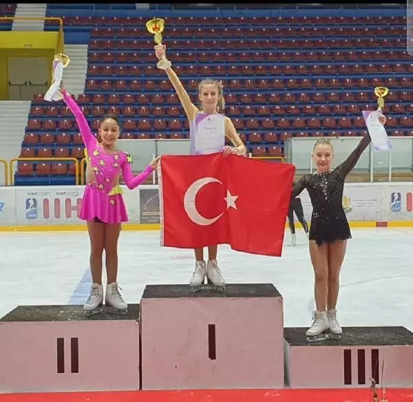 Buz pateninde Derya Taygan Sofia Trophy'de altın madalya kazandı Buz pateninde Derya Taygan Sofia Trophy'de altın madalya kazandı