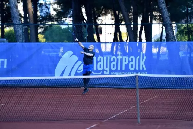 Doktorlar tenis turnuvasında buluştu Doktorlar tenis turnuvasında buluştu