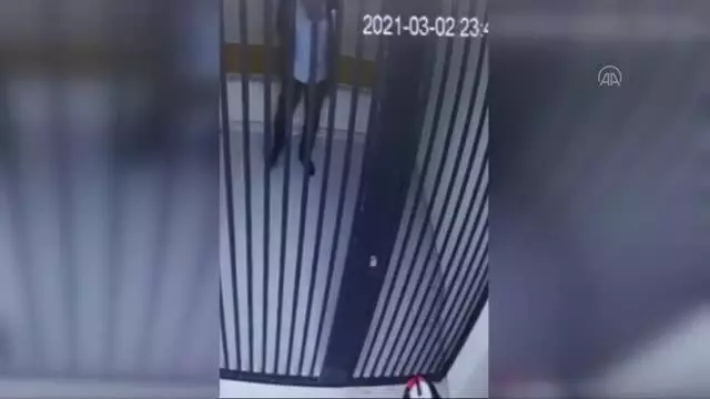 Emniyette işkence gördüğünü iddia eden şüphelinin kendini yaralama görüntüleri paylaşıldı Emniyette işkence gördüğünü iddia eden şüphelinin kendini yaralama görüntüleri paylaşıldı