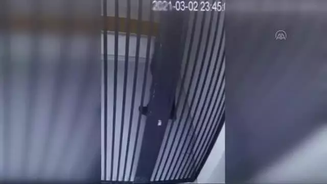 Emniyette işkence gördüğünü iddia eden şüphelinin kendini yaralama görüntüleri paylaşıldı Emniyette işkence gördüğünü iddia eden şüphelinin kendini yaralama görüntüleri paylaşıldı
