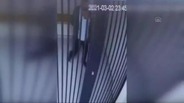 Emniyette işkence gördüğünü iddia eden şüphelinin kendini yaralama görüntüleri paylaşıldı Emniyette işkence gördüğünü iddia eden şüphelinin kendini yaralama görüntüleri paylaşıldı