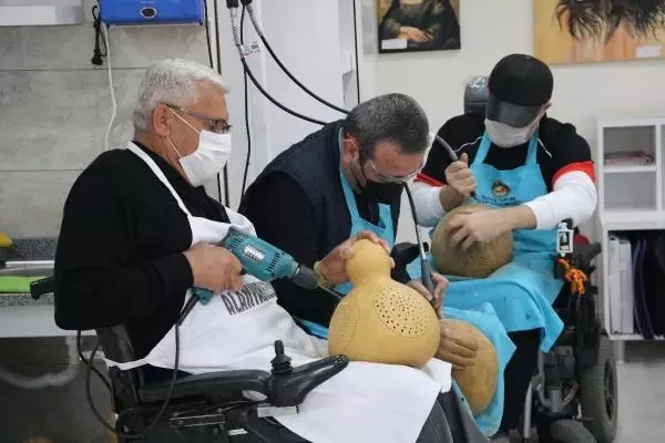 ANTALYA Engelli bireylerin ellerinden çıkan kabaklar, sokağı aydınlatıyor ANTALYA Engelli bireylerin ellerinden çıkan kabaklar, sokağı aydınlatıyor