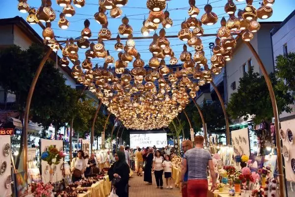 ANTALYA Engelli bireylerin ellerinden çıkan kabaklar, sokağı aydınlatıyor ANTALYA Engelli bireylerin ellerinden çıkan kabaklar, sokağı aydınlatıyor