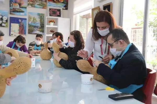 ANTALYA Engelli bireylerin ellerinden çıkan kabaklar, sokağı aydınlatıyor ANTALYA Engelli bireylerin ellerinden çıkan kabaklar, sokağı aydınlatıyor