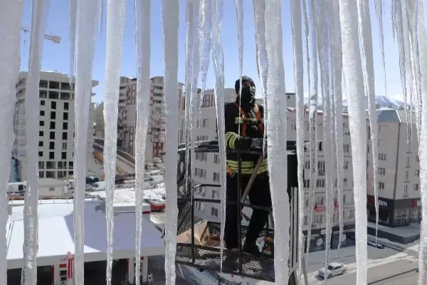 Erzurum'da, itfaiyecilerin metrelerce yükseklikte 'buz' mesaisi Erzurum'da, itfaiyecilerin metrelerce yükseklikte 'buz' mesaisi