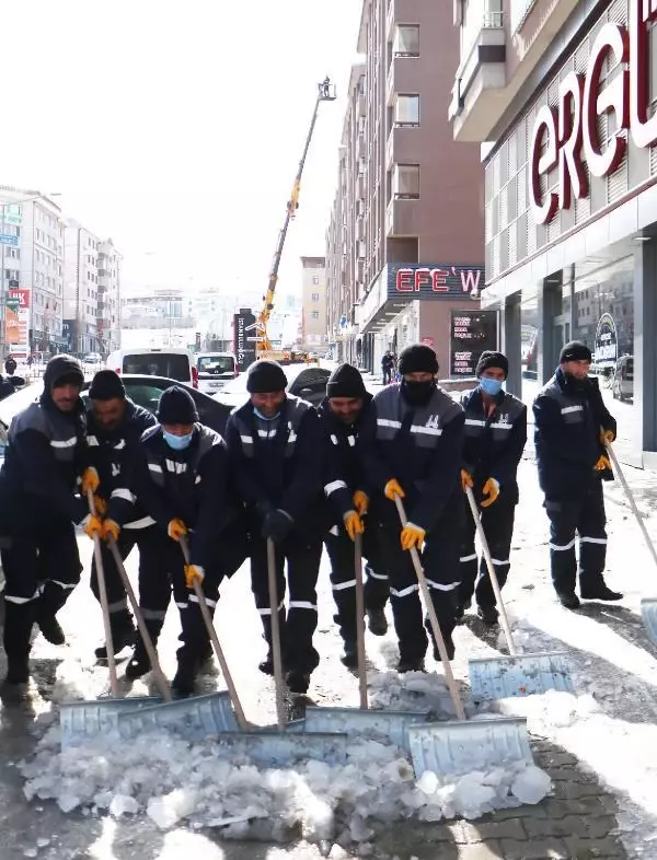 Erzurum'da, itfaiyecilerin metrelerce yükseklikte 'buz' mesaisi Erzurum'da, itfaiyecilerin metrelerce yükseklikte 'buz' mesaisi
