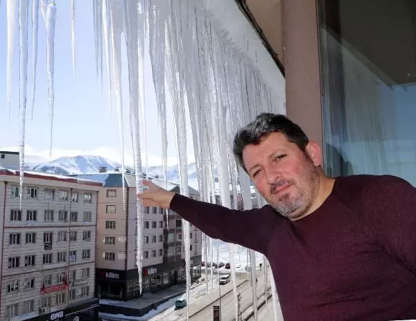 Erzurum'da, itfaiyecilerin metrelerce yükseklikte 'buz' mesaisi Erzurum'da, itfaiyecilerin metrelerce yükseklikte 'buz' mesaisi