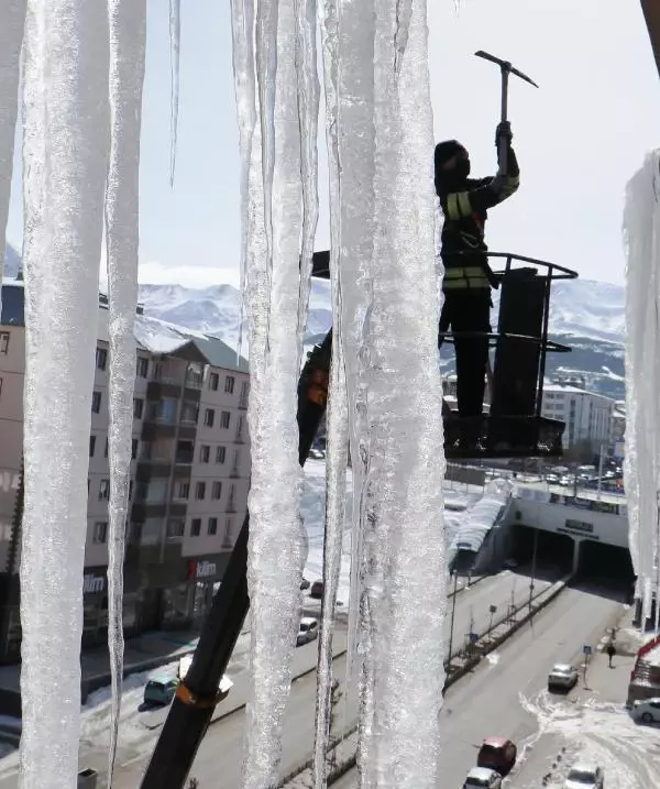Erzurum'da, itfaiyecilerin metrelerce yükseklikte 'buz' mesaisi Erzurum'da, itfaiyecilerin metrelerce yükseklikte 'buz' mesaisi