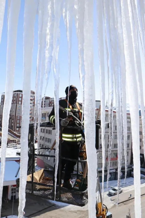 Erzurum'da, itfaiyecilerin metrelerce yükseklikte 'buz' mesaisi Erzurum'da, itfaiyecilerin metrelerce yükseklikte 'buz' mesaisi
