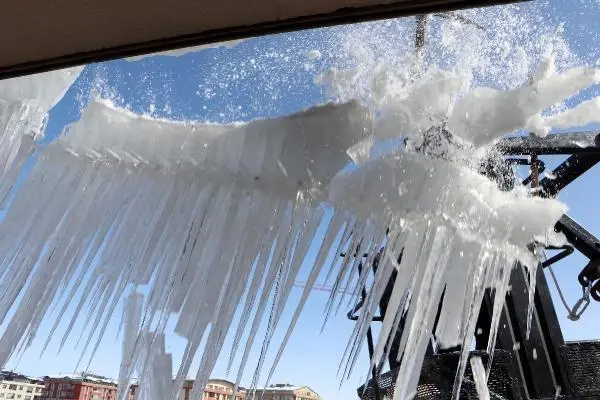 Erzurum'da, itfaiyecilerin metrelerce yükseklikte 'buz' mesaisi Erzurum'da, itfaiyecilerin metrelerce yükseklikte 'buz' mesaisi