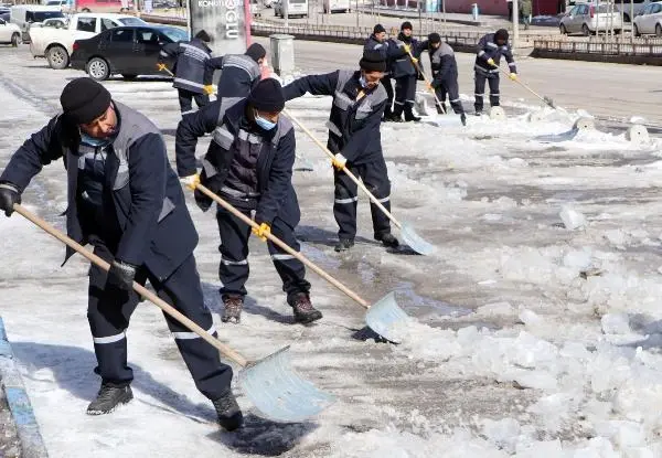 Erzurum'da, itfaiyecilerin metrelerce yükseklikte 'buz' mesaisi Erzurum'da, itfaiyecilerin metrelerce yükseklikte 'buz' mesaisi