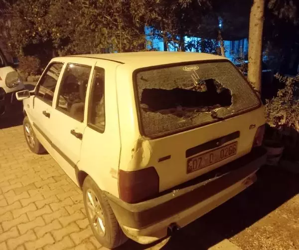 ANTALYA Evinin cam ve pencerelerini kırıp, çıktığı sokakta otomobil ve iş yerlerine zarar verdi ANTALYA Evinin cam ve pencerelerini kırıp, çıktığı sokakta otomobil ve iş yerlerine zarar verdi