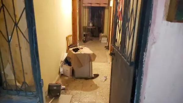 ANTALYA Evinin cam ve pencerelerini kırıp, çıktığı sokakta otomobil ve iş yerlerine zarar verdi ANTALYA Evinin cam ve pencerelerini kırıp, çıktığı sokakta otomobil ve iş yerlerine zarar verdi