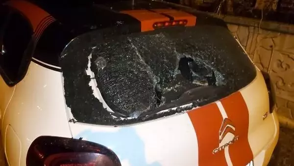 ANTALYA Evinin cam ve pencerelerini kırıp, çıktığı sokakta otomobil ve iş yerlerine zarar verdi ANTALYA Evinin cam ve pencerelerini kırıp, çıktığı sokakta otomobil ve iş yerlerine zarar verdi