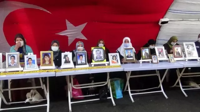 Evlat nöbetindeki babadan duygulandıran açıklama: 'Bugün oğlumun doğum günü ama kutlamıyoruz' Evlat nöbetindeki babadan duygulandıran açıklama: 'Bugün oğlumun doğum günü ama kutlamıyoruz'
