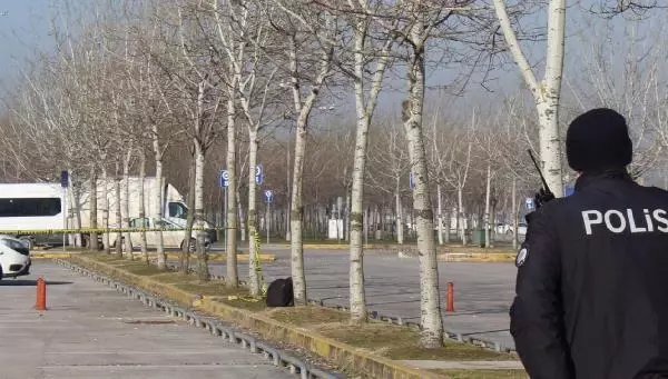 KOCAELİ Fünye ile patlatılan sırt çantasından kadın kıyafetleri çıktı KOCAELİ Fünye ile patlatılan sırt çantasından kadın kıyafetleri çıktı