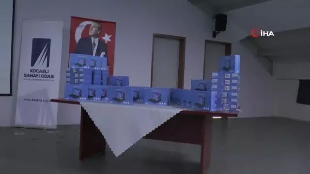 Gölcük'te 64 öğrenciye ücretsiz tablet dağıtıldı Gölcük'te 64 öğrenciye ücretsiz tablet dağıtıldı