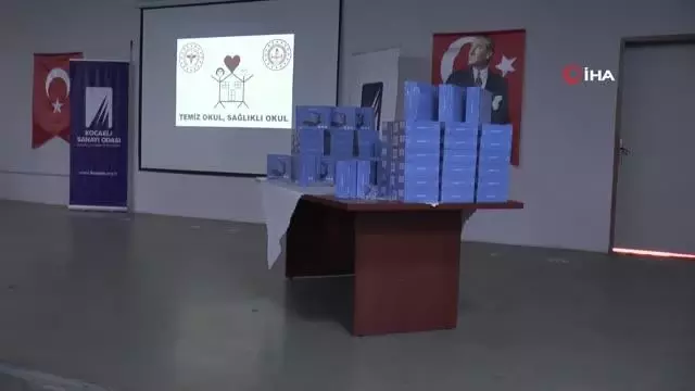 Gölcük'te 64 öğrenciye ücretsiz tablet dağıtıldı Gölcük'te 64 öğrenciye ücretsiz tablet dağıtıldı
