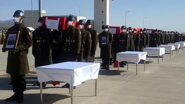 Son dakika haberleri: Helikopter kazası şehitleri, devlet töreni için Ankara'ya uğurlandı Son dakika haberleri: Helikopter kazası şehitleri, devlet töreni için Ankara'ya uğurlandı