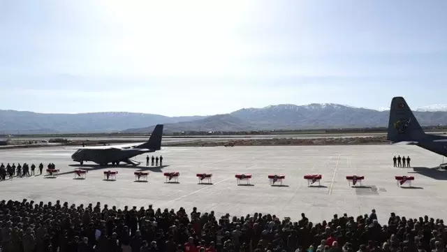 Her birinin hikayesi yarım kaldı! Bitlis'te şehit olan askerlerimiz için 8. Kolordu Komutanlığı'nda tören düzenlendi Her birinin hikayesi yarım kaldı! Bitlis'te şehit olan askerlerimiz için 8. Kolordu Komutanlığı'nda tören düzenlendi