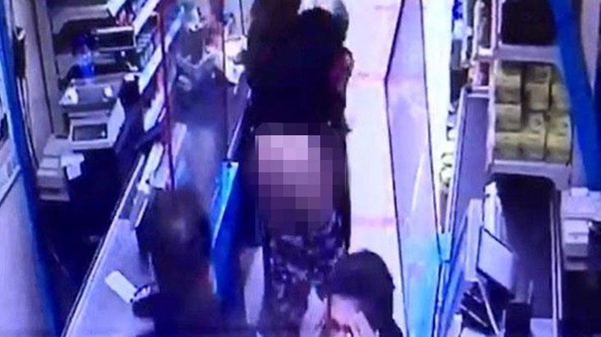 Hırsızlık yapan kadın, yakalanacağını anlayınca çareyi soyunmakta buldu