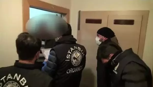 İSTANBUL MERKEZLİ FETÖ OPERASYONU; 13 ŞÜPHELİ GÖZALTINA ALINDI BASKIN ANI KAMERADA İSTANBUL MERKEZLİ FETÖ OPERASYONU; 13 ŞÜPHELİ GÖZALTINA ALINDI BASKIN ANI KAMERADA