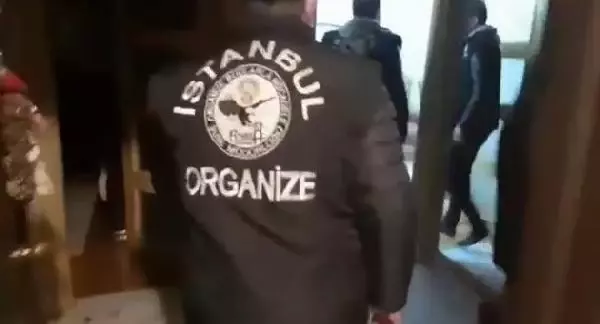 İSTANBUL MERKEZLİ FETÖ OPERASYONU; 13 ŞÜPHELİ GÖZALTINA ALINDI BASKIN ANI KAMERADA İSTANBUL MERKEZLİ FETÖ OPERASYONU; 13 ŞÜPHELİ GÖZALTINA ALINDI BASKIN ANI KAMERADA