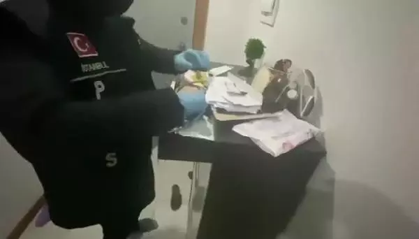 İSTANBUL MERKEZLİ FETÖ OPERASYONU; 13 ŞÜPHELİ GÖZALTINA ALINDI BASKIN ANI KAMERADA İSTANBUL MERKEZLİ FETÖ OPERASYONU; 13 ŞÜPHELİ GÖZALTINA ALINDI BASKIN ANI KAMERADA