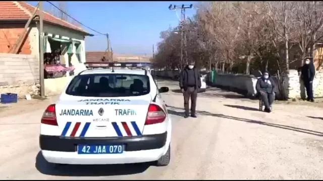 Son dakika haberleri: Jandarmadan megafonla 'Konyalım yürü ama maskeyle, mesafeli bir şekilde yürü' anonsu Son dakika haberleri: Jandarmadan megafonla 'Konyalım yürü ama maskeyle, mesafeli bir şekilde yürü' anonsu
