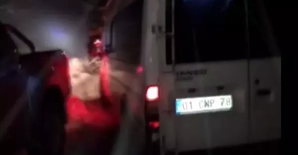 SİİRT Karlı yolda mahsur kalan yolcu minibüsündeki 8 kişi kurtarıldı SİİRT Karlı yolda mahsur kalan yolcu minibüsündeki 8 kişi kurtarıldı
