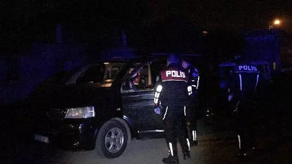 DÜZCE Kısıtlamada, park halindeki minibüste sahte içki ve uyuşturucu hapla yakalandılar DÜZCE Kısıtlamada, park halindeki minibüste sahte içki ve uyuşturucu hapla yakalandılar