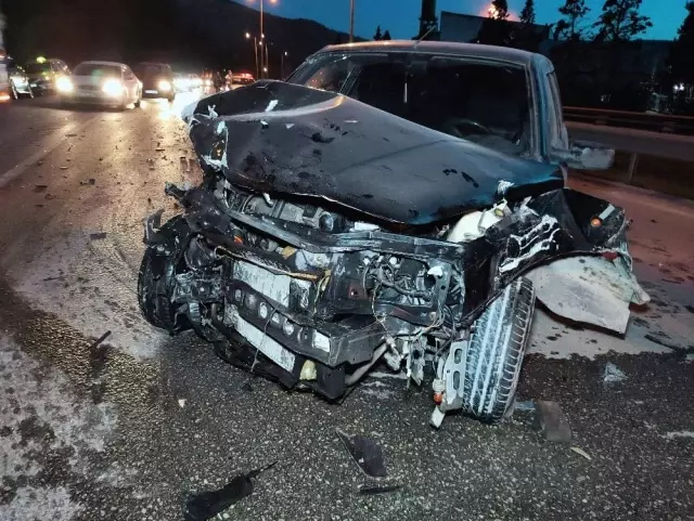 Kontrolden çıkan otomobil önce bariyere sonra tıra çarptı: 1 yaralı Kontrolden çıkan otomobil önce bariyere sonra tıra çarptı: 1 yaralı