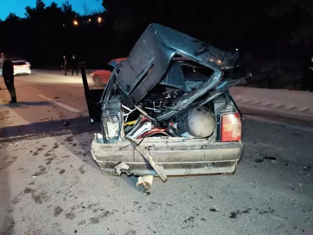 Kontrolden çıkan otomobil önce bariyere sonra tıra çarptı: 1 yaralı Kontrolden çıkan otomobil önce bariyere sonra tıra çarptı: 1 yaralı