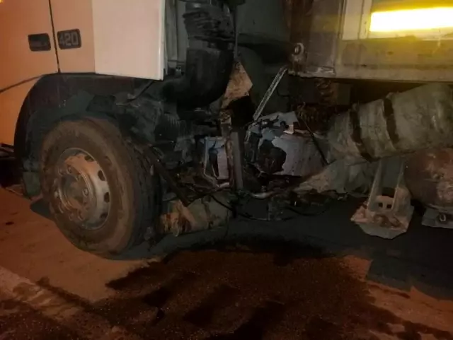 Kontrolden çıkan otomobil önce bariyere sonra tıra çarptı: 1 yaralı Kontrolden çıkan otomobil önce bariyere sonra tıra çarptı: 1 yaralı