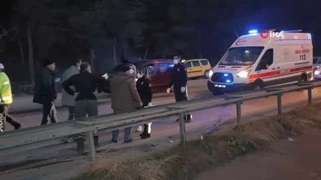 Kontrolden çıkan otomobil önce bariyere sonra tıra çarptı: 1 yaralı Kontrolden çıkan otomobil önce bariyere sonra tıra çarptı: 1 yaralı