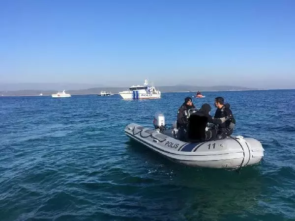 İZMİR Kontrolden çıkan tekneden düşüp, kaybolan kişinin cesedine ulaşıldı İZMİR Kontrolden çıkan tekneden düşüp, kaybolan kişinin cesedine ulaşıldı