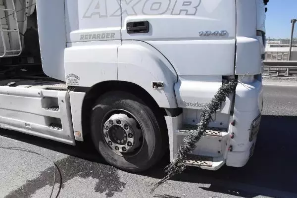 KÜTAHYA Kopan teli TIR'a takılan elektrik direği otomobilin üzerine devrildi KÜTAHYA Kopan teli TIR'a takılan elektrik direği otomobilin üzerine devrildi