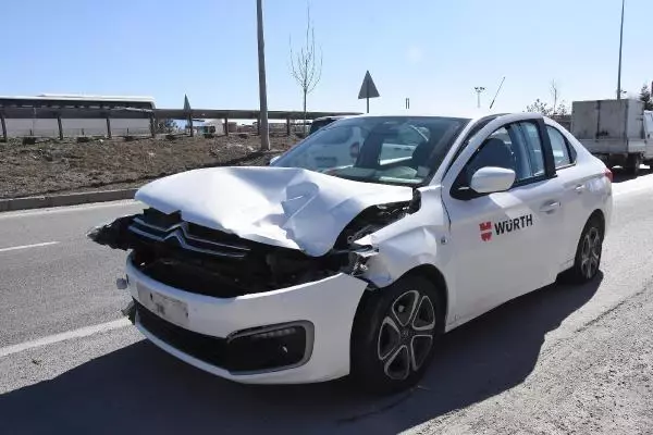 KÜTAHYA Kopan teli TIR'a takılan elektrik direği otomobilin üzerine devrildi KÜTAHYA Kopan teli TIR'a takılan elektrik direği otomobilin üzerine devrildi