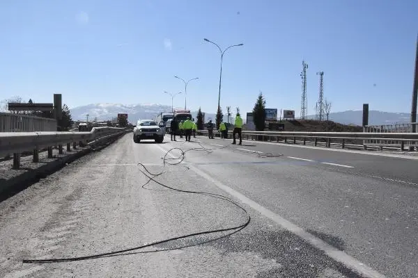 KÜTAHYA Kopan teli TIR'a takılan elektrik direği otomobilin üzerine devrildi KÜTAHYA Kopan teli TIR'a takılan elektrik direği otomobilin üzerine devrildi