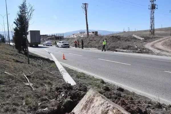 KÜTAHYA Kopan teli TIR'a takılan elektrik direği otomobilin üzerine devrildi KÜTAHYA Kopan teli TIR'a takılan elektrik direği otomobilin üzerine devrildi