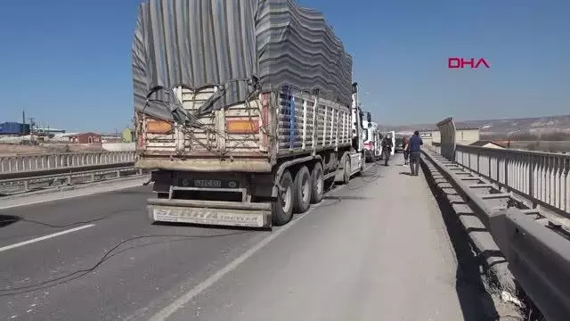 KÜTAHYA Kopan teli TIR'a takılan elektrik direği otomobilin üzerine devrildi KÜTAHYA Kopan teli TIR'a takılan elektrik direği otomobilin üzerine devrildi
