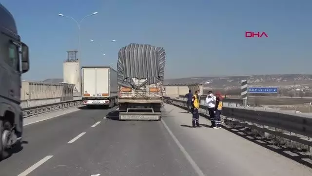 KÜTAHYA Kopan teli TIR'a takılan elektrik direği otomobilin üzerine devrildi KÜTAHYA Kopan teli TIR'a takılan elektrik direği otomobilin üzerine devrildi