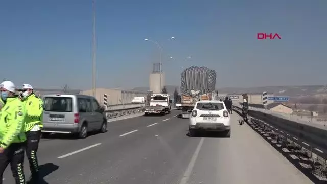 KÜTAHYA Kopan teli TIR'a takılan elektrik direği otomobilin üzerine devrildi KÜTAHYA Kopan teli TIR'a takılan elektrik direği otomobilin üzerine devrildi